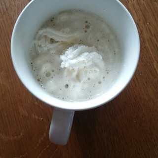 抹茶シロップとホイップクリームのコーヒー